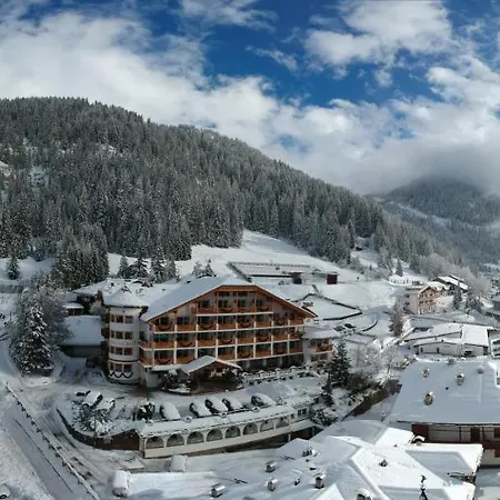 瑟萨蒂罗尔酒店 酒店